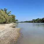 Danube Lupa Island Home-close To Budapest Casa de Férias