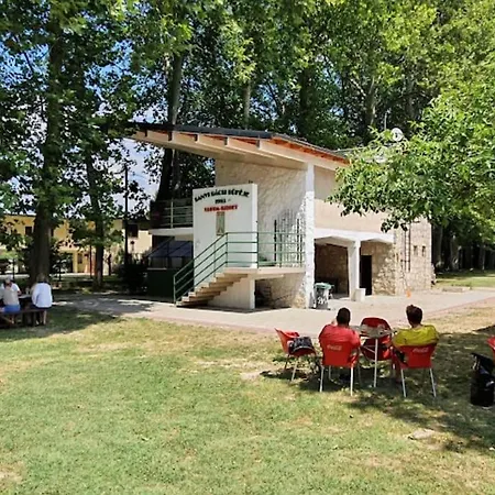 Danube Lupa Island Home-close To Budapest