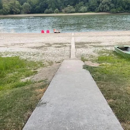 Danube Lupa Island Home-close To Budapest Holiday home Budakalasz