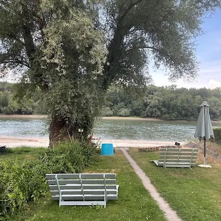 Danube Lupa Island Home-close To Budapest Holiday home