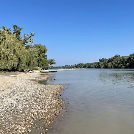 Danube Lupa Island Home-close To Budapest Prázdninový dům